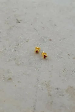 By bar Oorbellen*PD triangle stud earring | ruby